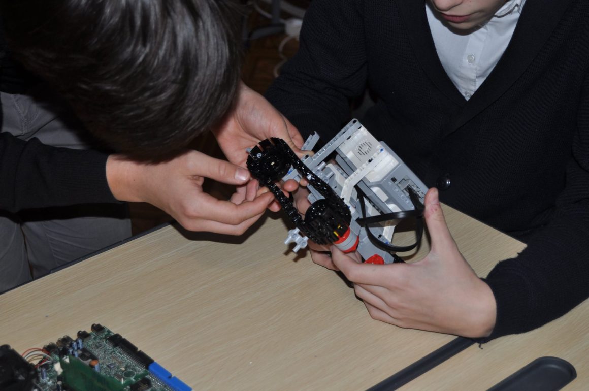 Robotica – creativitate și progres!
