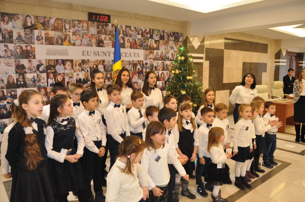 Clopoțeii Excelsis au răsunat la Parlamentul Republicii Moldova
